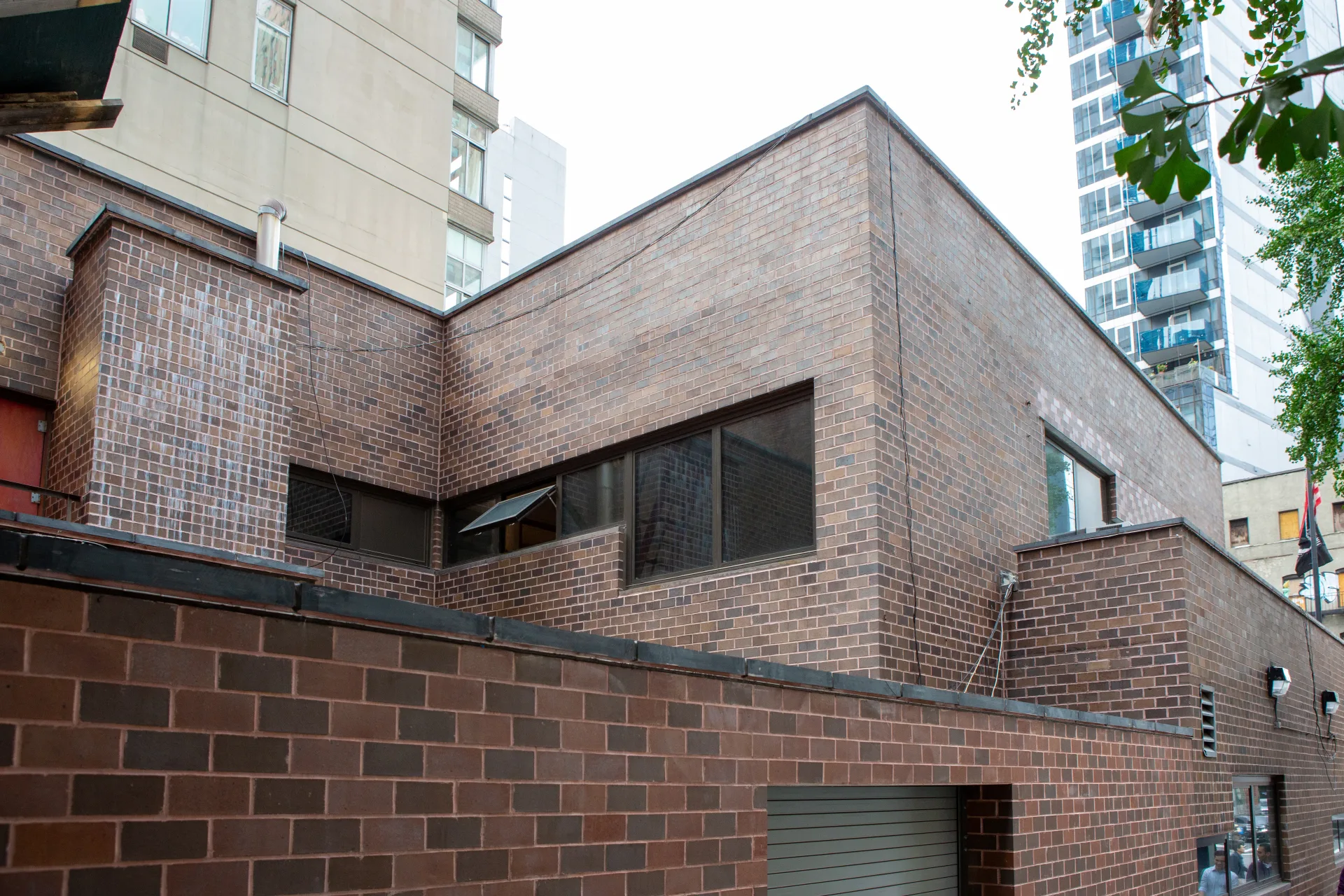Custom VALONGO BLACK™ Natural Cleft 7 cm Roof Parapet Wall Caps, NYC Firehouse