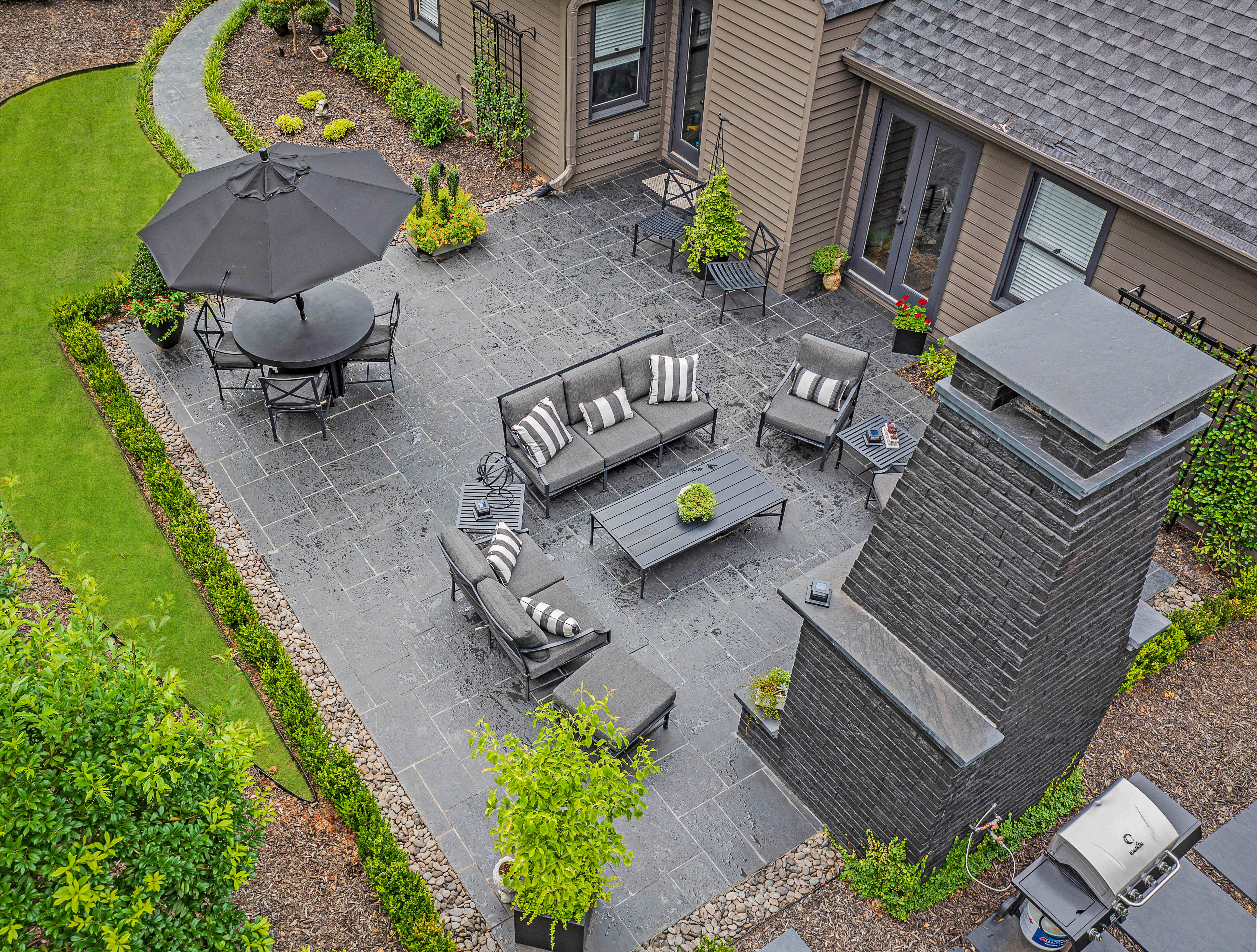VALONGO BLACK™ Natural Cleft Slate: The Perfect Choice for Elegant & Durable Outdoor Patios
